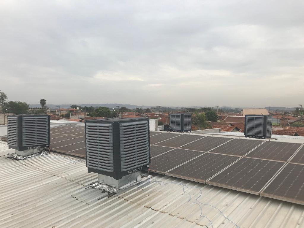 Técnico realizando manutenção em climatizador
