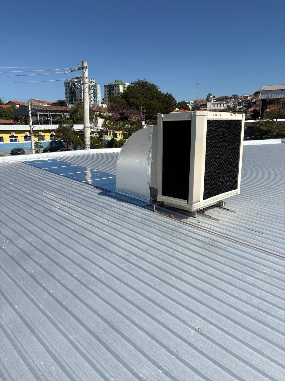 Climatizadores evaporativos industriais instalados em cobertura